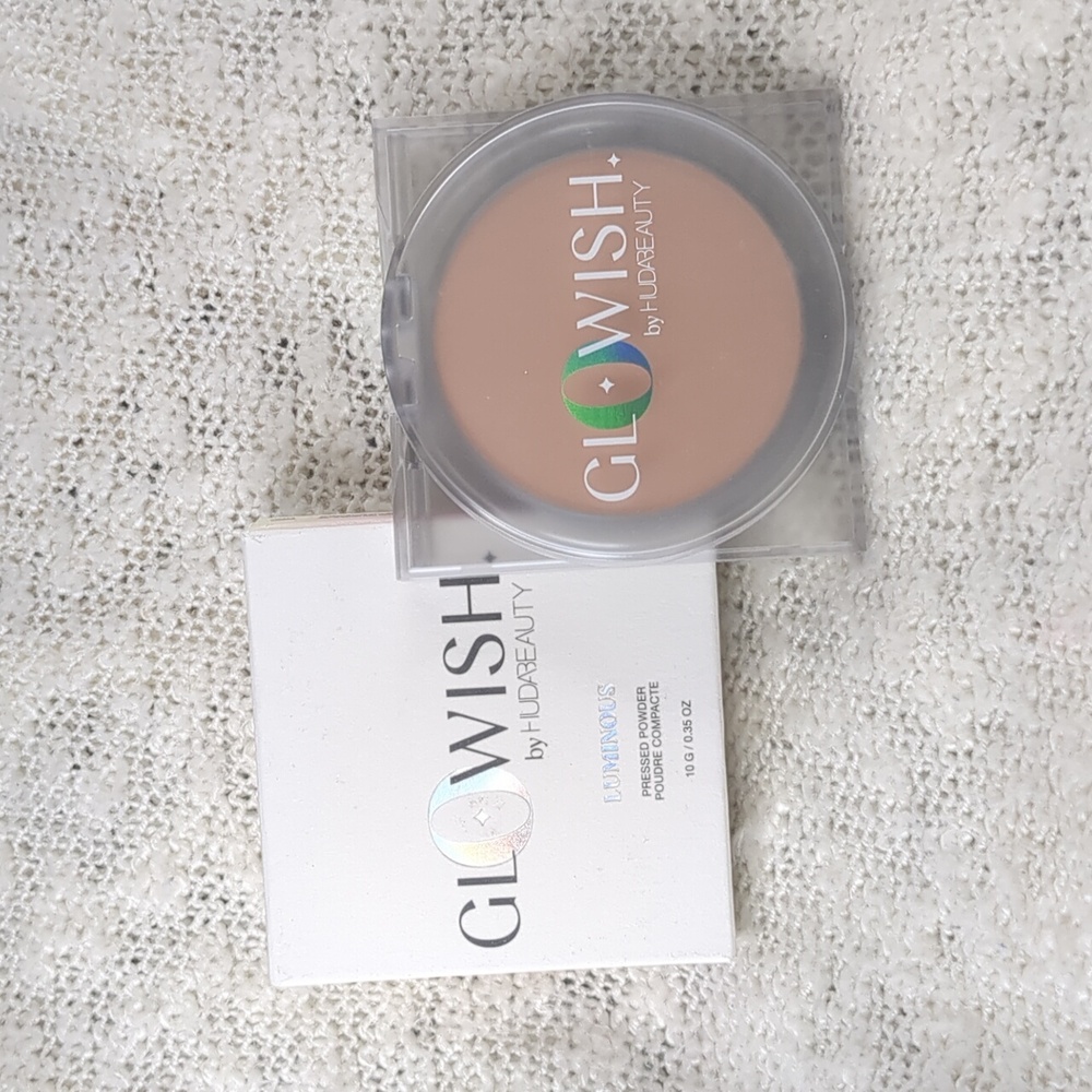 HUDA BEAUTY GloWish Luminous Pressed Powder in 00 PORCELAIN, 10g/0.35oz